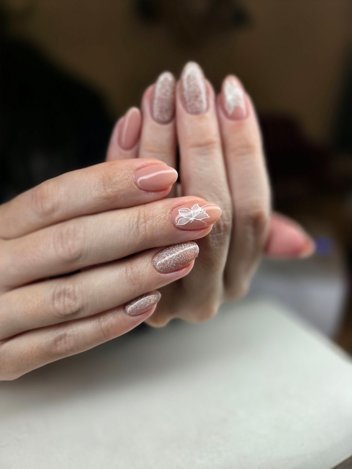 Elegante Maniküre in Nude-Tönen
