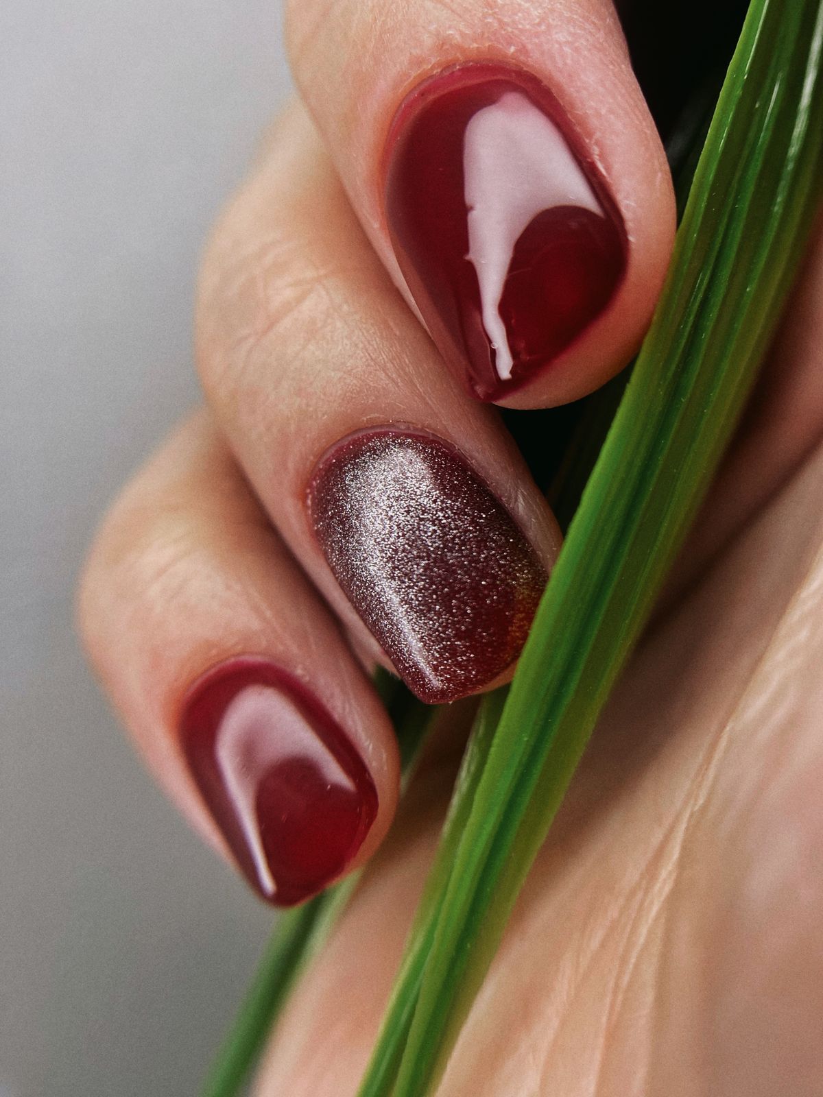 Glänzendes rotes Nageldesign
